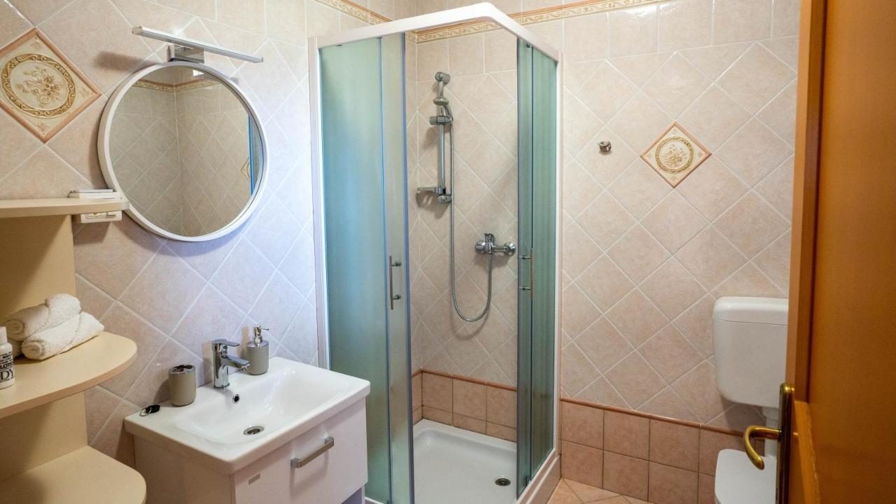 Apartma Tri Oljke ドブロボ エクステリア 写真